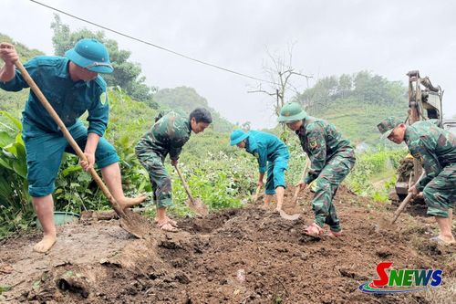 Các lực lượng khẩn trương khắc phục hố sụt tại thôn An Hưng, xã Phiêng Khoài. 