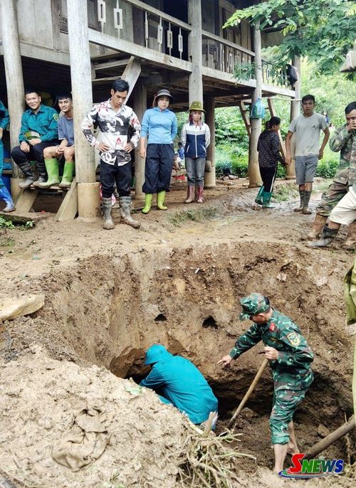 Hố sụt xuất hiện gây sạt lở móng nhà ông Vì Văn Múa, thôn An Hưng, xã Phiêng Khoài. 
