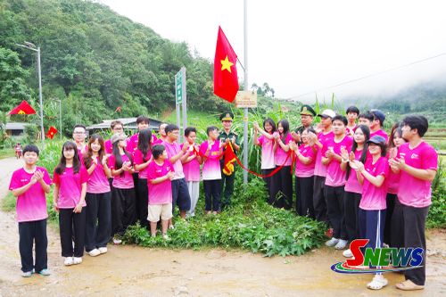 Các đại biểu tham gia thực hiện nghi thức gắn biển, bàn giao công trình “Thắp sáng vùng biên”.