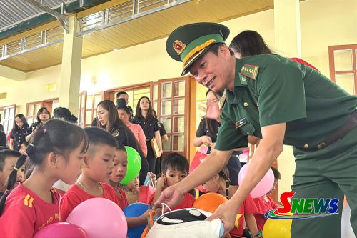 Đại diện Lãnh đạo Ban Chỉ huy Bộ đội Biên phòng tỉnh tặng quà học sinh tại điểm trường Tràng Nặm.