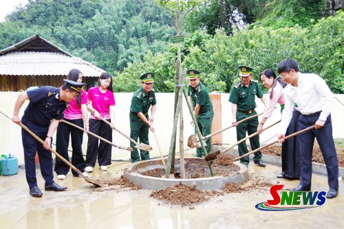 Các đại biểu tham gia trồng cây tại điểm trường mầm non bản Tràng Nặm, thuộc Trường Mầm non Hoa Ban, xã Yên Sơn.