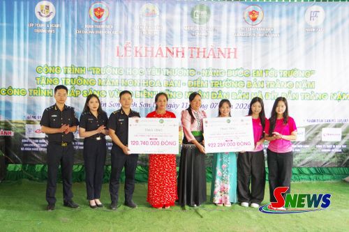 Các đơn vị tài trợ trao biển tượng trưng cho trường Mầm non Hoa Ban, xã Yên Sơn.