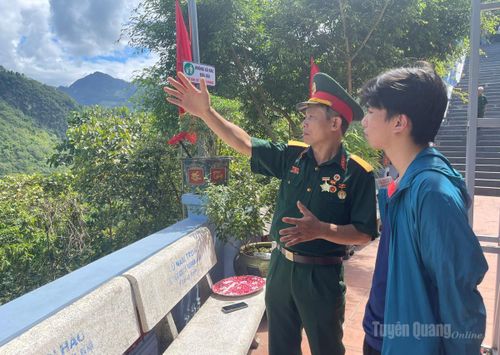 Cựu chiến binh Trịnh Ngọc Tiến kể lại những chiến dịch năm xưa cho con trai mình hiểu.
