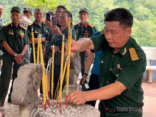 Các cựu chiến binh của Sư đoàn 356 thắp những nén hương thơm tưởng nhớ đến các đồng đội đã ngã xuống ở mảnh đất này.