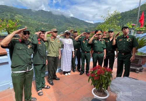 Các cựu chiến binh và thân nhân liệt sĩ chào đồng đội tại Đài hương 468, xã Thanh Thủy, ngày 11/7/2026.