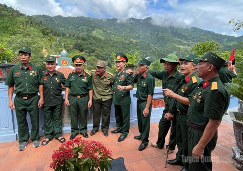 Họ cùng nhau hát bài “Về đi đồng đội ơi” của Nhạc sĩ Trương Quý Hải giữa núi rừng Nặm Ngặt.