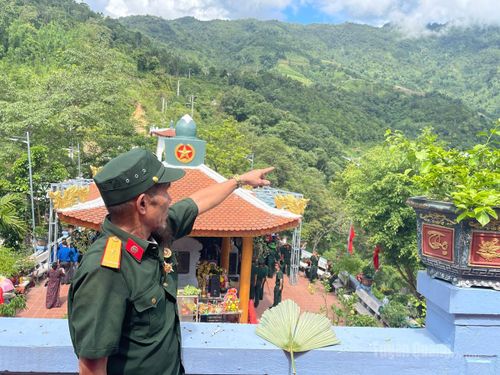 Ông hướng về những trận đánh năm xưa cùng các đồng đội.