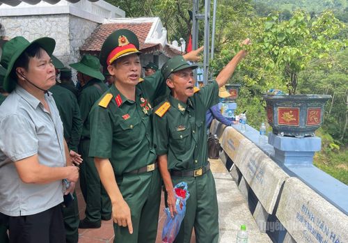 Cựu chiến binh Trịnh Ngọc Tiến, Sư đoàn 313 cùng đồng đội hướng về những điểm cao 685, 1509 nơi những đồng đội của anh đã ngã xuống và có người vẫn còn nằm lại đây.