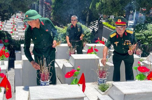 Cựu chiến binh Hoàng Đức Hoành, Sư đoàn 314 cùng các đồng đội thắp hương lên các phần mộ Liệt sĩ tại Nghĩa trang Liệt sĩ Quốc gia Vị Xuyên.