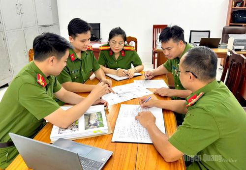 Các điều tra viên Văn phòng Cơ quan Cảnh sát điều tra, Công an tỉnh trao đổi nghiệp vụ.