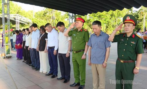 Các thành viên trong đoàn dành một phút mặc niệm, tri ân các Anh hùng liệt sĩ.