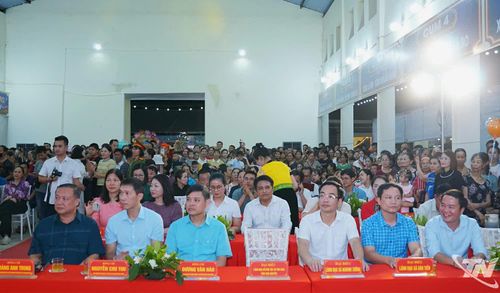 Các đại biểu tham dự khai mạc chợ đêm văn hóa.