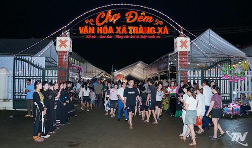 Đông đảo người dân tham dự đêm khai mạc.