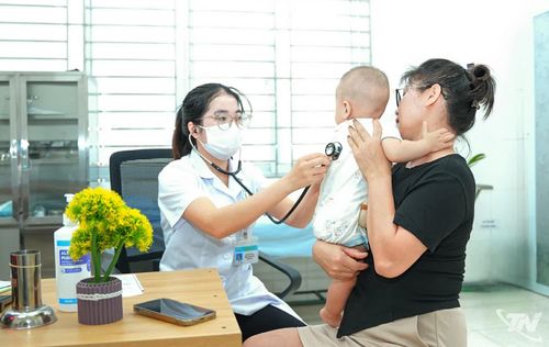 Bệnh nhi nghi mắc sởi đến khám tại Bệnh viện A Thái Nguyên.