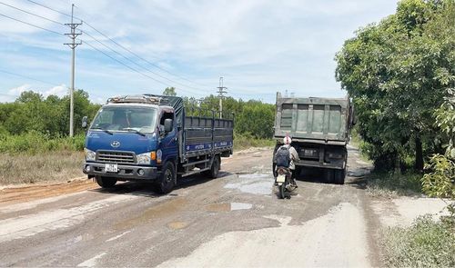 Tuyến TL9 hiện xuống cấp nhiều đoạn gây khó khăn đi lại cho người dân
