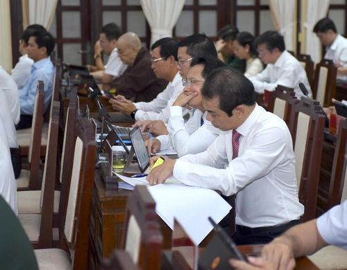 Các đại biểu nghiên cứu tài liệu tại kỳ họp