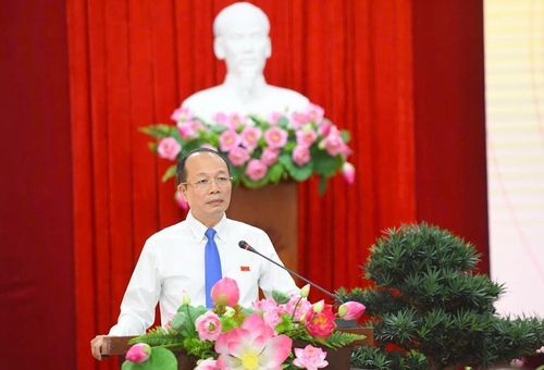 UVTV Thành ủy, Trưởng ban Quản lý Khu kinh tế, công nghiệp thành phố Phan Quý Phương nêu ý kiến tại buổi thảo luận