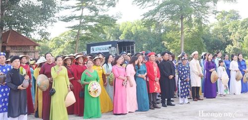 Người dân địa phương hưởng ứng chương trình Tuần lễ Áo dài cộng đồng Huế 
