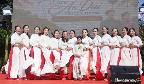 Phụ nữ Phong Dinh duyên dáng với áo dài truyền thống