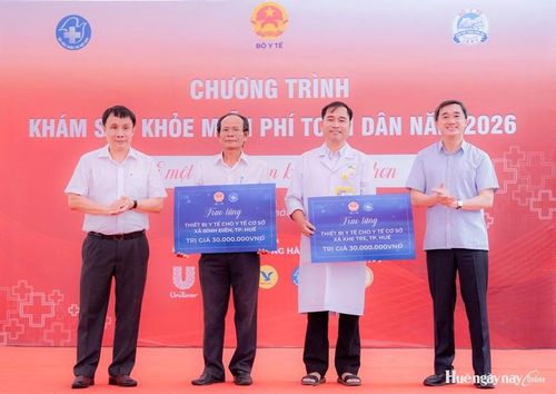 Thứ trưởng Bộ Y tế Trần Văn Thuấn (bìa phải) và Giám đốc BVTW Huế Phạm Như Hiệp trao tặng thiết bị y tế cho y tế cơ sở xã Bình Điền và Khe Tre