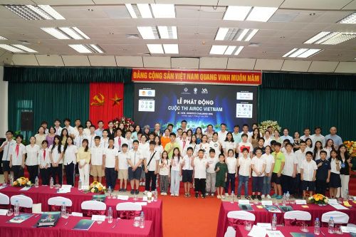 Ban tổ chức cuộc thi chụp ảnh cùng các em học sinh trong lễ phát động Cuộc thi Robotics Quốc tế AIROC Việt Nam 2026. Ảnh BTC