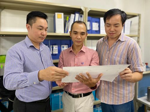 Anh Tống Mạnh Cường (đứng giữa) cùng các đồng nghiệp luôn trăn trở, tìm tòi những giải pháp mới nhằm nâng cao hiệu quả thi công.