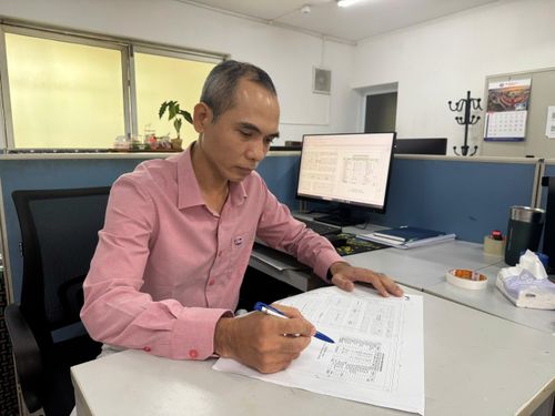 Không chỉ trực tiếp điều hành thi công, kỹ sư Tống Mạnh Cường - Trưởng nhóm thi công ống BOP, Ban Dự án Điện Vũng Áng 2 (LILAMA) - còn ghi dấu ấn bằng những sáng kiến xuất phát từ thực tiễn công trường.