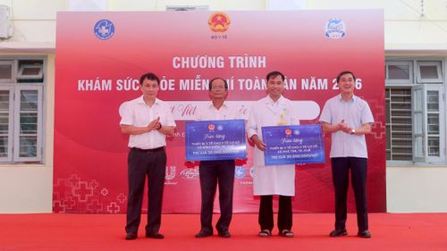 Thứ trưởng Bộ Y tế Trần Văn Thuấn và ông Phạm Như Hiệp, Giám đốc Bệnh viện Trung ương Huế trao tặng 2 gói thiết bị y tế cho Trạm Y tế xã Bình Điền và Trạm Y tế xã Khe Tre.