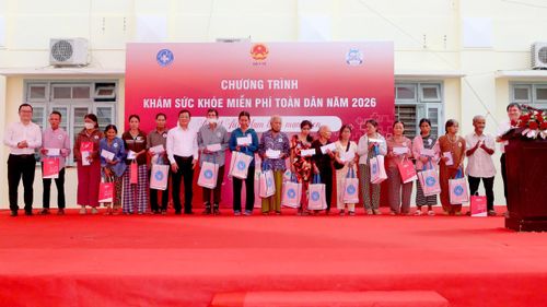 Ban tổ chức trao quà các hộ gia đình khó khăn trên địa bàn tại xã Bình Điền và xã Khe Tre.