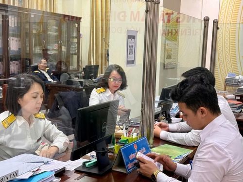 Công chức Thuế tỉnh Tuyên Quang hỗ trợ người nộp thuế. Ảnh: CTV.