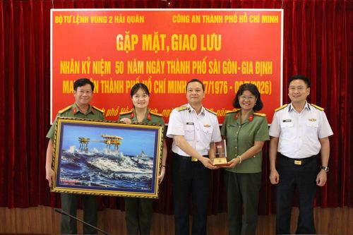 Thủ trưởng Bộ Tư lệnh Vùng 2 Hải quân (giữa) tặng quà cho Công an TP.HCM.