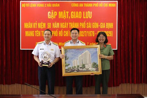 Thủ trưởng Công an TP.HCM (bìa phải) tặng quà cho Bộ Tư lệnh Vùng 2 Hải quân.