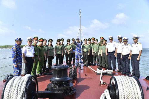 Đoàn công tác Công an TP.HCM tham quan tàu Lữ đoàn 167.