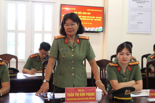 Đại tá Trần Thị Kim Phụng, Phó Giám đốc Công an TP.HCM chia sẻ tại buổi giao lưu.
