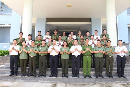 Đại biểu chụp ảnh lưu niệm.