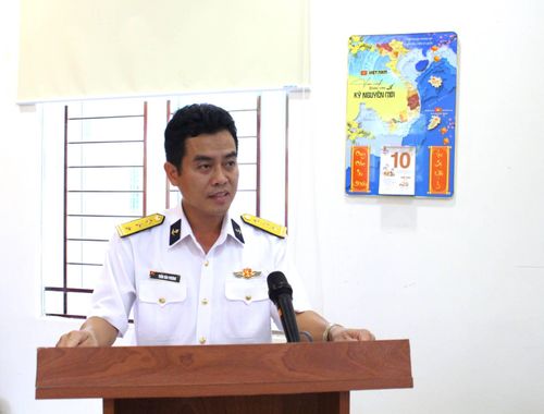 Thượng tá Trần Văn Phương, Trưởng Ban Tuyên huấn Vùng 2 Hải quân thông tin tình hình biển, đảo hiện nay.