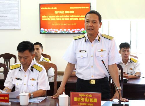 Chuẩn Đô đốc Nguyễn Văn Quán, Phó Bí thư Đảng ủy, Tư lệnh Vùng 2 Hải quân phát biểu tại buổi gặp mặt.
