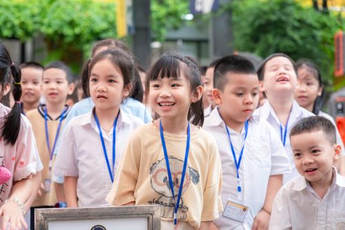 Đối với trường mầm non, tiểu học và THCS, việc sắp xếp được thực hiện trong phạm vi một đơn vị hành chính cấp xã, bảo đảm mỗi xã có ít nhất một trường mầm non, một trường tiểu học và một trường THCS hoặc một cơ sở giáo dục nhiều cấp học. Ảnh: Trường Tiểu học &amp; THCS MAY