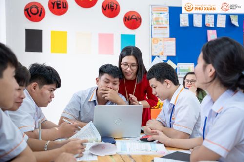 Các địa phương cũng phải rà soát, bố trí đủ giáo viên và nhân viên theo định mức; nâng cao chất lượng đào tạo, bồi dưỡng đội ngũ nhà giáo; đầu tư xây dựng nhà công vụ cho giáo viên công tác tại vùng khó khăn. Ảnh: Trường Tiểu học - THCS - THPT Phú Xuân