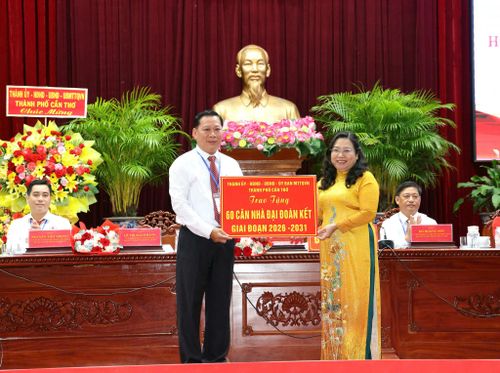 TP. Cần Thơ trao tặng 60 căn nhà Đại đoàn kết giai đoạn 2026-2031 hỗ trợ hội Chữ thập đỏ tặng hộ nghèo và hộ cận nghèo trên địa bàn
