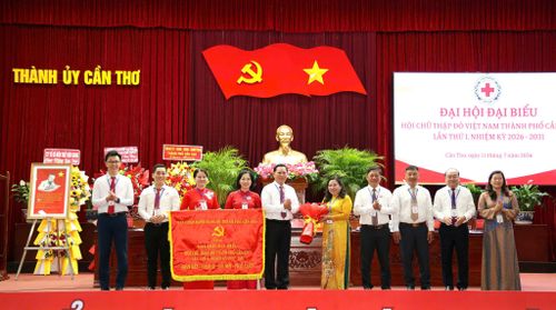 Lãnh đạo TP. Cần Thơ trao Bức trướng tặng đại hội