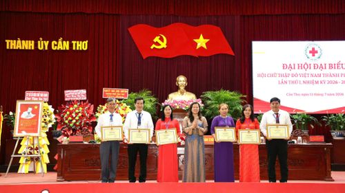 Đại diện lãnh đạo thành phố trao bằng khen cho các cá nhân có thành tích xuất sắc nhiệm kỳ 2022-2026