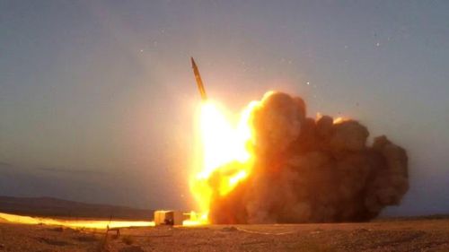 Một tên lửa của Iran được khai hỏa từ bệ phóng mặt đất. Ảnh: Reuters