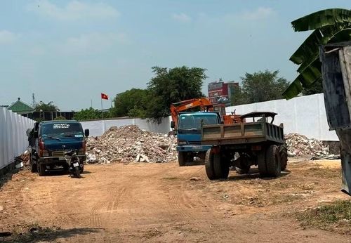 Các đối tượng đã thu gom, vận chuyển gần 800 tấn chất thải xây dựng về đổ trái phép tại khu đất của Chương Á Sám.
