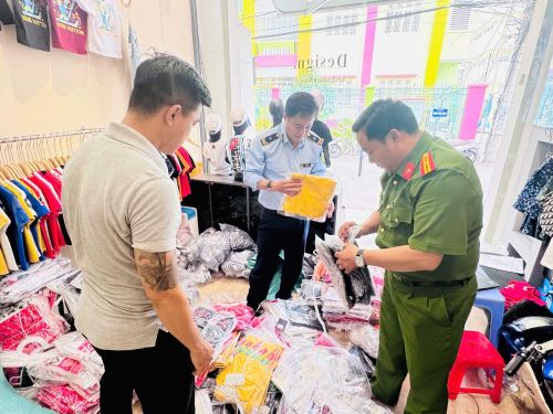 Đội Quản lý thị trường số 1 phối hợp Công an phường Ninh Kiều kiểm tra đột xuất một hộ kinh doanh trên đường Trần Ngọc Quế (TP Cần Thơ), phát hiện hơn 1.000 sản phẩm quần áo, giày dép trẻ em có dấu hiệu giả mạo các nhãn hiệu nổi tiếng. 