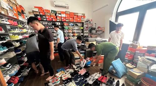  Lực lượng chức năng kiểm tra tại hộ kinh doanh. 
