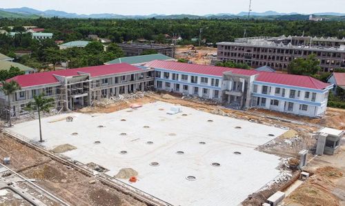 Quá trình triển khai, tỉnh Hà Tĩnh đã điều chỉnh, cắt giảm các hạng mục không phù hợp. Đồng thời, triển khai các phương án để vận hành, kiên quyết không để xảy ra tình trạng “trường chờ thiết bị”, “trường chờ giáo viên”.