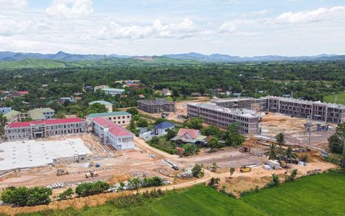 Trường phổ thông nội trú liên cấp TH&amp;THCS Hương Khê đang trong giai đoạn hoàn thiện.