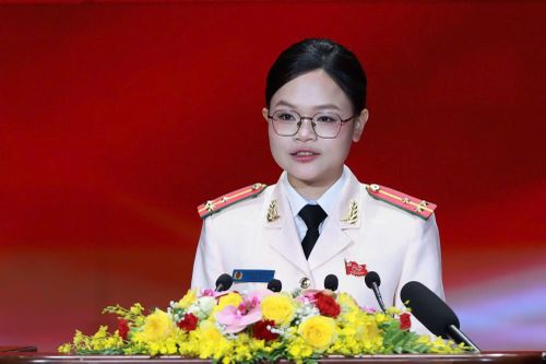 Thượng úy Nguyễn Thị Lâm Viên, cán bộ Cục An ninh mạng và phòng, chống tội phạm sử dụng công nghệ cao phát biểu tại buổi lễ.
