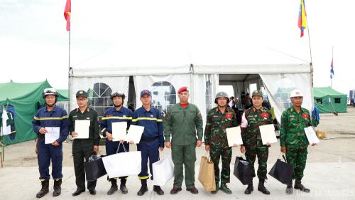 Chính phủ Venezuela trao Huân chương "Anh hùng Venezuela" tặng Đoàn CNCH Việt Nam.